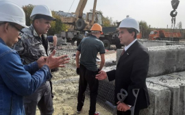 Роман Амстиславский провел выездное совещание на новом строительном объекте.